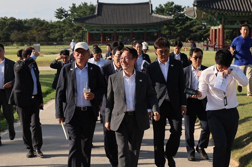 김민석 국무총리가 29일 경북 경주 황룡사지 역사문화관, 대릉원, 월정교 등을 찾아 APEC 참가자 문화·관광 프로그램 준비 현장을 점검하고 있다.