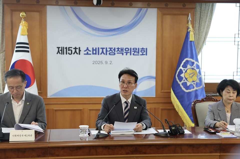 김민석 국무총리가 2일 세종대로 정부서울청사에서 열린 제15차 소비자정책위원회를 주재하고 있다.
