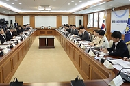 김민석 국무총리가 2일 세종대로 정부서울청사에서 열린 제15차 소비자정책위원회를 주재하고 있다.