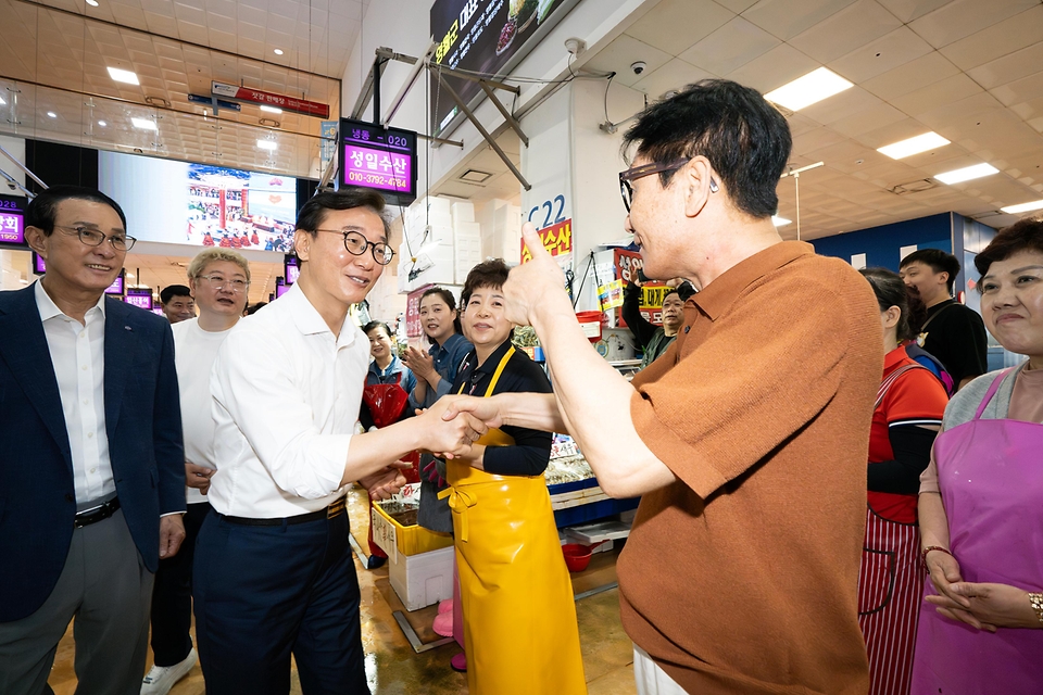 전재수 해양수산부 장관은 8월 29일(금) 서울 노량진수산시장을 찾아 수산물 물가를 점검하고, 수협중앙회장·지역별 조합장 협의회장을 만나 간담회를 가졌다.
