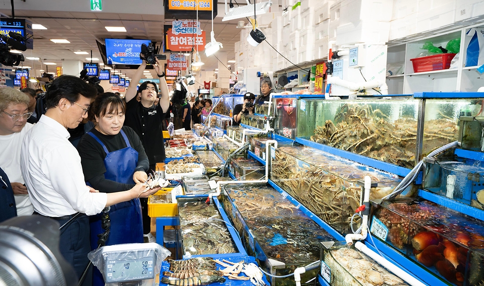 전재수 해양수산부 장관은 8월 29일(금) 서울 노량진수산시장을 찾아 수산물 물가를 점검하고, 수협중앙회장·지역별 조합장 협의회장을 만나 간담회를 가졌다.
