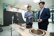 구혁채 과학기술정보통신부 제1차관이 1일 오후 대전광역시 유성구 한국기계연구원을 방문해 김유나 박사로부터 '플라즈마를 활용한 기후변화 대응기술'에 대해 설명 듣고 있다.