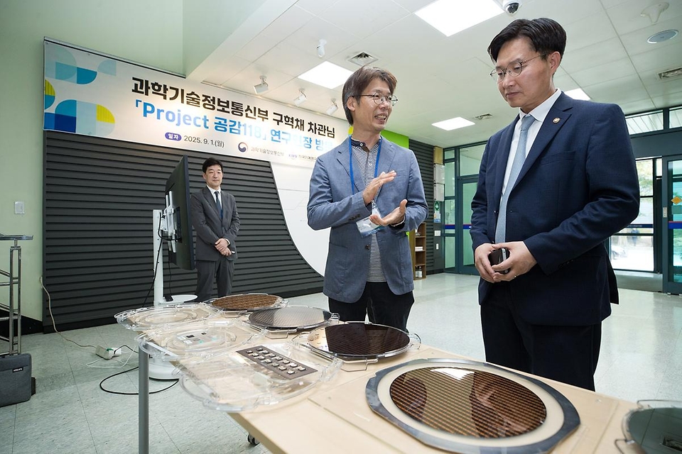구혁채 과학기술정보통신부 제1차관이 1일 오후 대전광역시 유성구 한국기계연구원을 방문해 김유나 박사로부터 '플라즈마를 활용한 기후변화 대응기술'에 대해 설명 듣고 있다.
