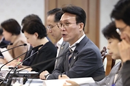 김민석 국무총리가 2일 세종대로 정부서울청사에서 열린 제15차 소비자정책위원회를 주재하고 있다.