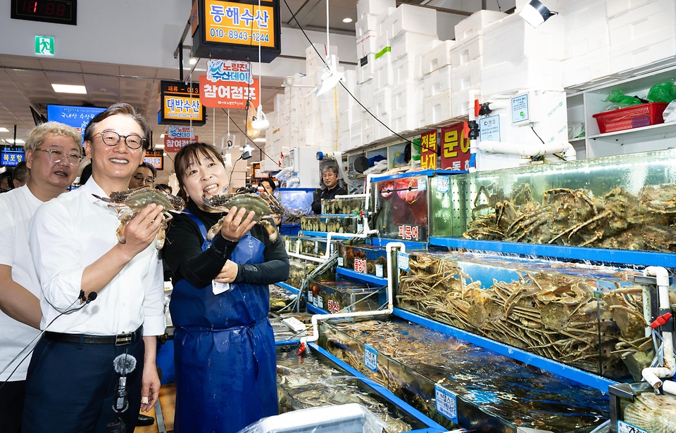 전재수 해양수산부 장관은 8월 29일(금) 서울 노량진수산시장을 찾아 수산물 물가를 점검하고, 수협중앙회장·지역별 조합장 협의회장을 만나 간담회를 가졌다.