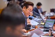 이재명 대통령이 2일 서울 용산 대통령실 청사에서 열린 제40회 국무회의에서 의사봉을 두드리며 개회 선언을 하고 있다.