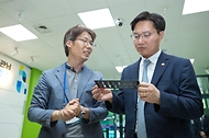 구혁채 과학기술정보통신부 제1차관이 1일 오후 대전광역시 유성구 한국기계연구원을 방문해 김유나 박사로부터 '플라즈마를 활용한 기후변화 대응기술'에 대해 설명 듣고 있다.