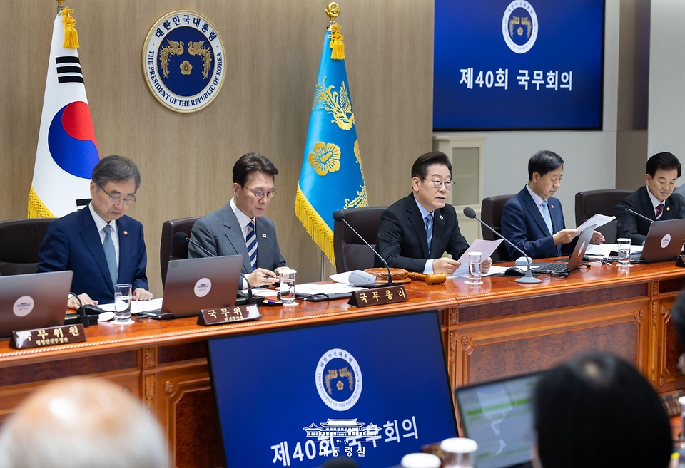 이재명 대통령이 2일 서울 용산 대통령실 청사에서 열린 제40회 국무회의에서 발언하고 있다.