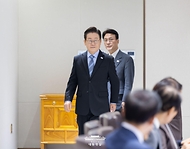 이재명 대통령이 2일 서울 용산 대통령실 청사에서 열린 제40회 국무회의에 입장하고 있다.