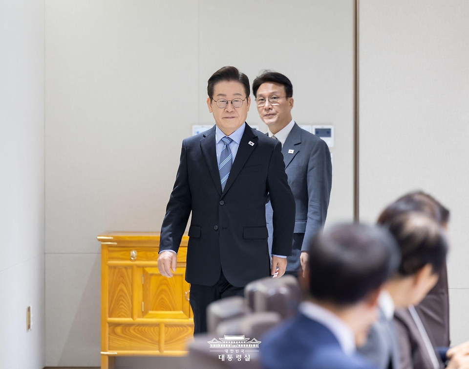 이재명 대통령이 2일 서울 용산 대통령실 청사에서 열린 제40회 국무회의에 입장하고 있다.