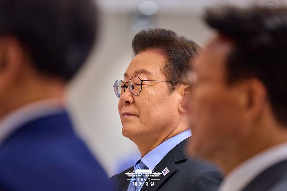 이재명 대통령이 2일 서울 용산 대통령실 청사에서 열린 제40회 국무회의에서 국기에 경례하고 있다.