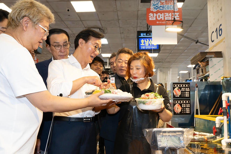 전재수 해양수산부 장관은 8월 29일(금) 서울 노량진수산시장을 찾아 수산물 물가를 점검하고, 수협중앙회장·지역별 조합장 협의회장을 만나 간담회를 가졌다.