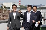 김민석 국무총리가 3일 전북 군산 새만금 사업 현장을 방문, 육상태양광단지를 둘러보고 있다.