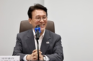 김민석 국무총리가 3일 전북 군산 새만금개발청을 방문, 현황 보고를 받고 있다.