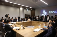 김민석 국무총리가 3일 전북 군산 새만금개발청을 방문, 현황 보고를 받고 있다.