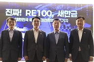 김민석 국무총리가 3일 전북 군산 새만금개발청을 방문, 현황 보고를 받고 있다.