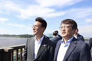 김민석 국무총리가 3일 전북 군산 새만금 사업 현장을 방문, 육상태양광단지를 둘러보고 있다.