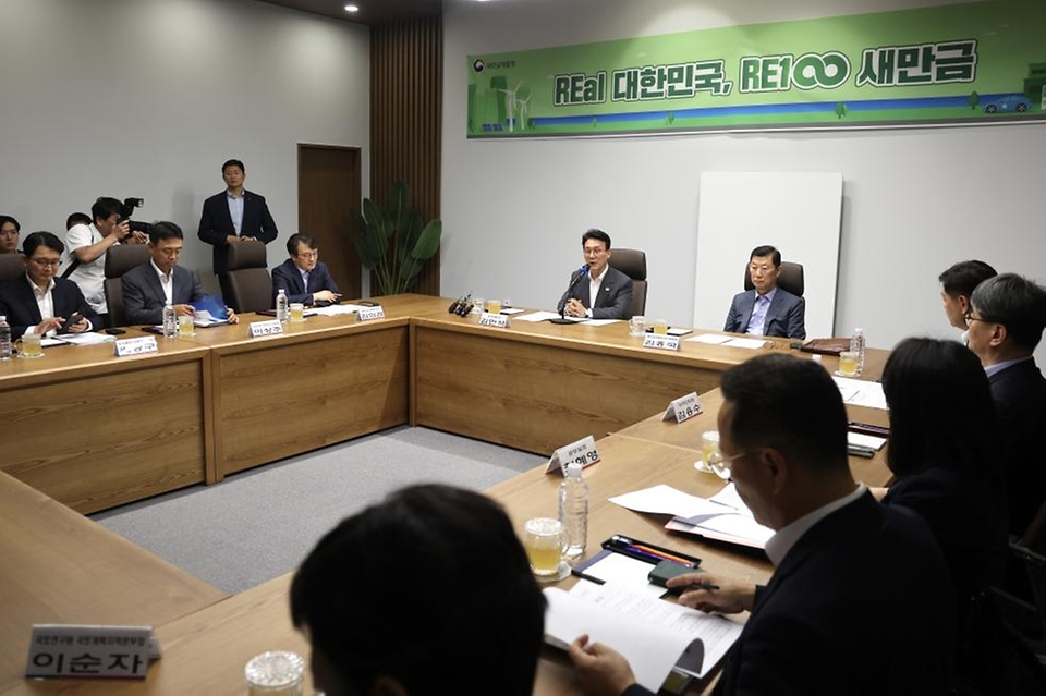 김민석 국무총리가 3일 전북 군산 새만금개발청을 방문, 현황 보고를 받고 있다.