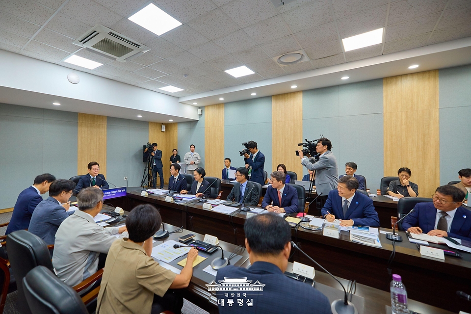 이재명 대통령이 3일 경기도 안산시 새솔다이아몬드공업에서 K-제조업 기업현장 간담회를 하고 있다.