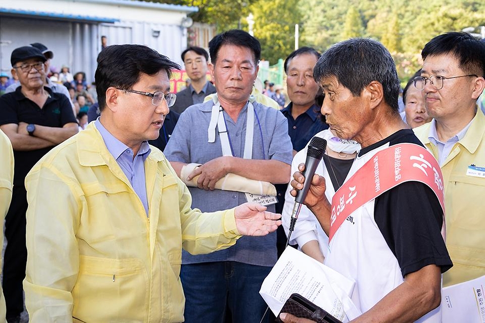 김성환 환경부 장관이 29일 전남 화순군 동북천댐 후보지를 찾아 현장을 점검하고 지역의 다양한 의견을 청취하고 있다.