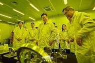 이재명 대통령이 3일 경기도 안산시 새솔다이아몬드공업에서 제품 공정을 살펴보고 있다.