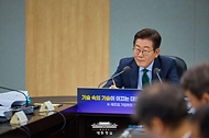 이재명 대통령이 3일 경기도 안산시 새솔다이아몬드공업에서 K-제조업 기업현장 간담회를 하고 있다.