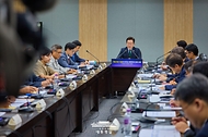 이재명 대통령이 3일 경기도 안산시 새솔다이아몬드공업에서 K-제조업 기업현장 간담회를 하고 있다.