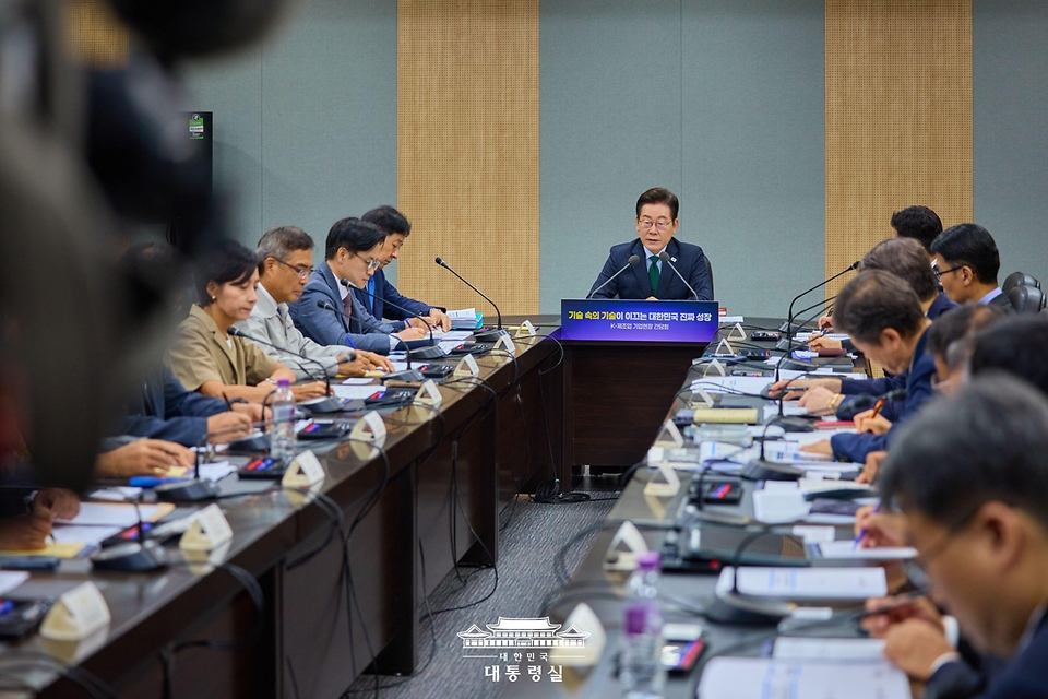 이재명 대통령이 3일 경기도 안산시 새솔다이아몬드공업에서 K-제조업 기업현장 간담회를 하고 있다.