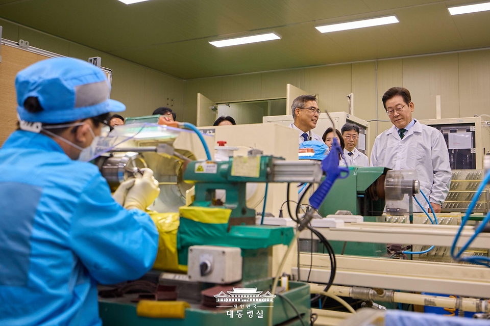 이재명 대통령이 3일 경기도 안산시 새솔다이아몬드공업에서 제품 공정을 살펴보고 있다.