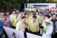 김성환 환경부 장관이 29일 전남 화순군 동북천댐 후보지를 찾아 현장을 점검하고 지역의 다양한 의견을 청취하고 있다.