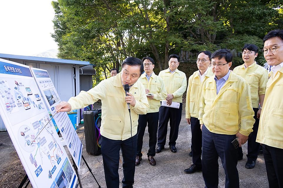 김성환 환경부 장관이 29일 전남 화순군 동북천댐 후보지를 찾아 현장을 점검하고 지역의 다양한 의견을 청취하고 있다.