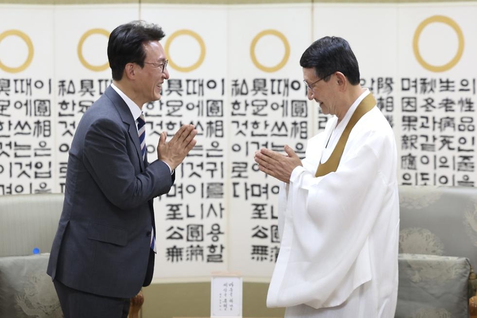 김민석 국무총리가 3일 전북 익산 원불교 중앙총부를 방문, 왕산 성도종 종법사를 예방, 인사 및 환담을 나누고 있다.