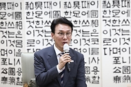 김민석 국무총리가 3일 전북 익산 원불교 중앙총부를 방문, 왕산 성도종 종법사를 예방, 인사 및 환담을 나누고 있다.