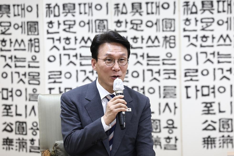 김민석 국무총리가 3일 전북 익산 원불교 중앙총부를 방문, 왕산 성도종 종법사를 예방, 인사 및 환담을 나누고 있다.