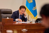 이재명 대통령이 4일 용산 대통령실에서 오흐나 후렐수흐 몽골 대통령과 전화 통화를 하고 있다.