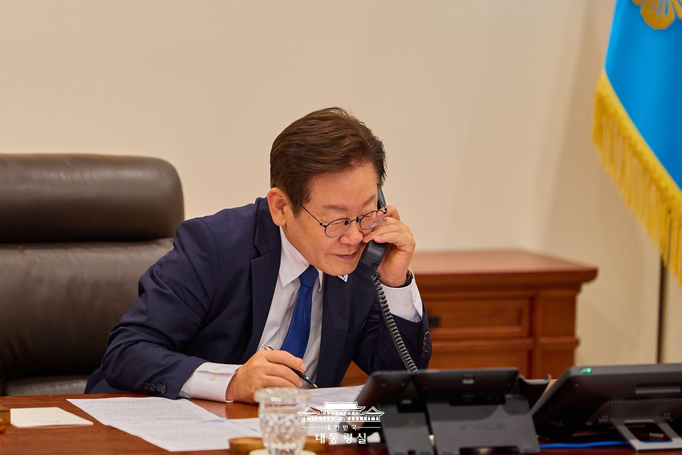 이재명 대통령이 4일 용산 대통령실에서 오흐나 후렐수흐 몽골 대통령과 전화 통화를 하고 있다.