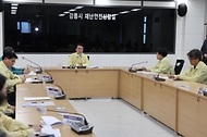 김민석 국무총리가 5일 강원 강릉시청 재난상황실에서 열린 강릉 가뭄 대책회의를 주재하고 있다.