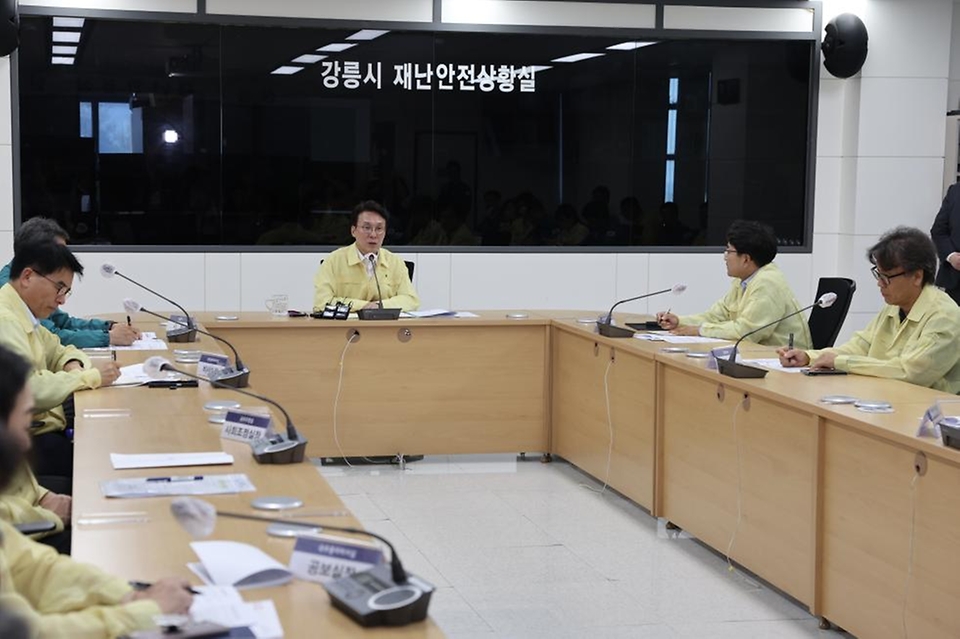 김민석 국무총리가 5일 강원 강릉시청 재난상황실에서 열린 강릉 가뭄 대책회의를 주재하고 있다.