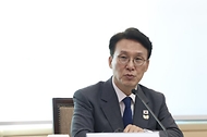 김민석 국무총리가 5일 세종대로 정부서울청사에서 열린 APEC 정상회의 준비위원회를 주재하고 있다.