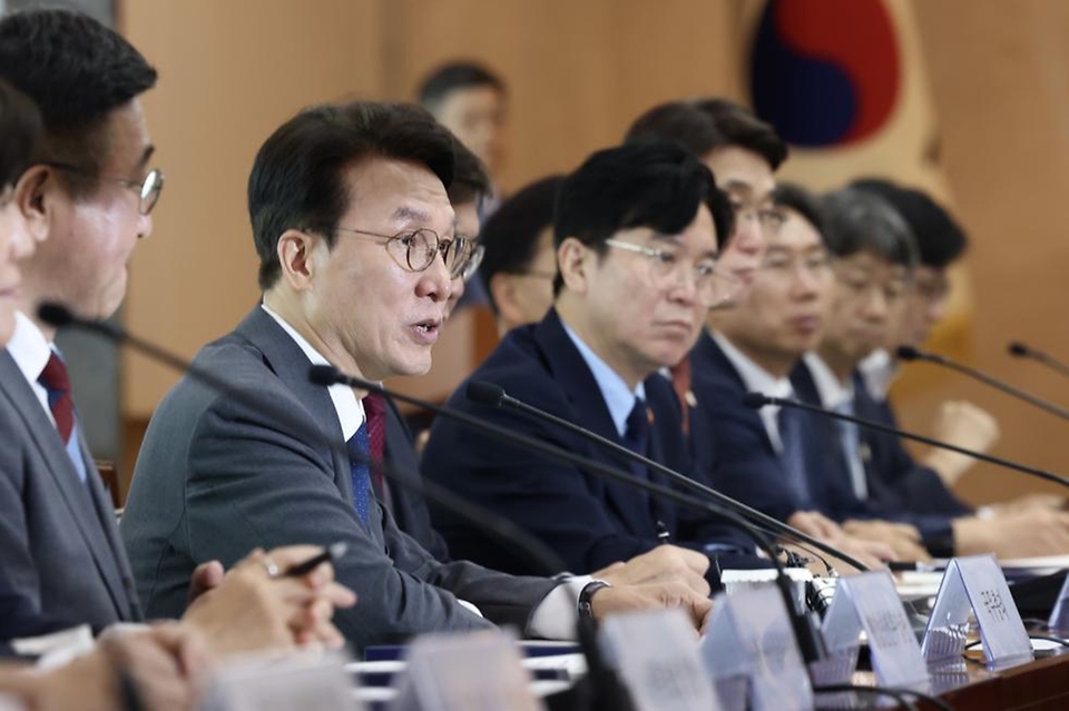 김민석 국무총리가 5일 세종대로 정부서울청사에서 열린 APEC 정상회의 준비위원회를 주재하고 있다.