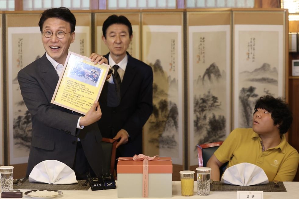 김민석 국무총리가 4일 종로구 삼청동 총리서울공관에서 열린 발달장애인 가족 초청 행사에서 인사말 및 참석자들과 기념촬영을 하고 있다.