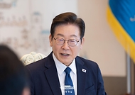 이재명 대통령이 4일 서울 용산 대통령실 청사에서 열린 양대 노총 위원장과의 오찬 간담회를 주재하고 있다.