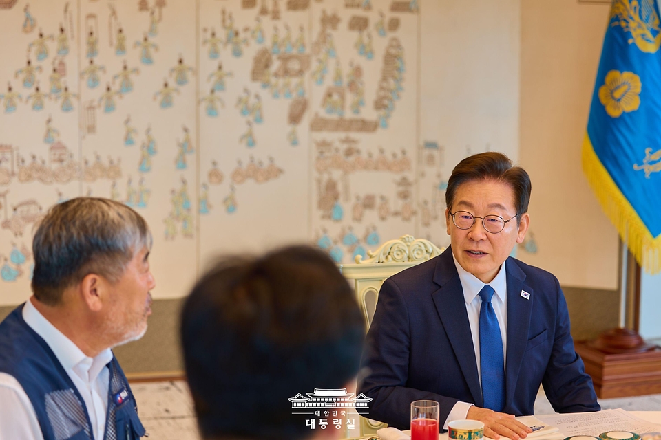 이재명 대통령이 4일 서울 용산 대통령실 청사에서 열린 양대 노총 위원장과의 오찬 간담회를 주재하고 있다.