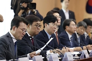 김민석 국무총리가 5일 세종대로 정부서울청사에서 열린 APEC 정상회의 준비위원회를 주재하고 있다.