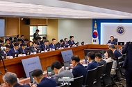 이재명 대통령이 4일 서울 용산 대통령실 청사에서 열린 9차 수석·보좌관 회의를 주재하고 있다.