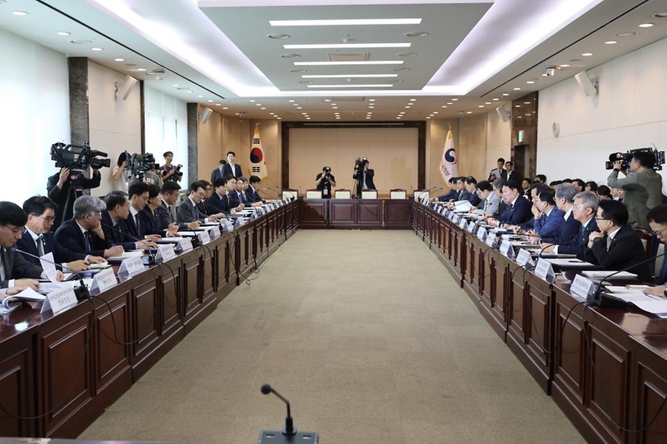 김민석 국무총리가 5일 세종대로 정부서울청사에서 열린 APEC 정상회의 준비위원회를 주재하고 있다.