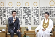 김민석 국무총리가 3일 전북 익산 원불교 중앙총부를 방문, 왕산 성도종 종법사를 예방, 인사 및 환담을 나누고 있다.