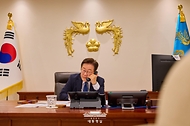 이재명 대통령이 4일 용산 대통령실에서 오흐나 후렐수흐 몽골 대통령과 전화 통화를 하고 있다.