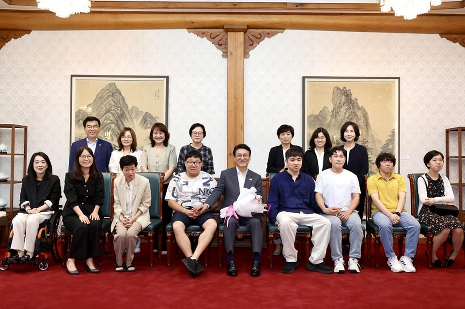 김민석 국무총리가 4일 종로구 삼청동 총리서울공관에서 열린 발달장애인 가족 초청 행사에서 인사말 및 참석자들과 기념촬영을 하고 있다.