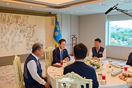 이재명 대통령이 4일 서울 용산 대통령실 청사에서 열린 양대 노총 위원장과의 오찬 간담회를 주재하고 있다.
